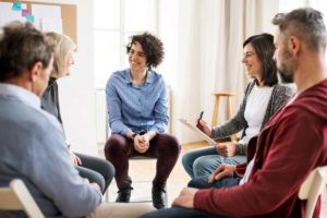 woman leading group discussion at the alcohol detox program la